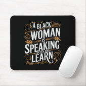 Eine schwarze Frau hört zu und lernt Junetee Mousepad (Mit Mouse)