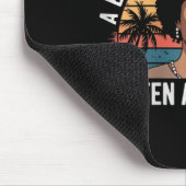 Eine schwarze Frau hört zu und lernt Junetee Mousepad (Ecke)