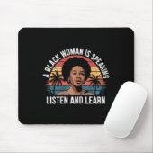 Eine schwarze Frau hört zu und lernt Junetee Mousepad (Mit Mouse)