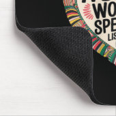 Eine schwarze Frau hört zu und lernt Junetee Mousepad (Ecke)