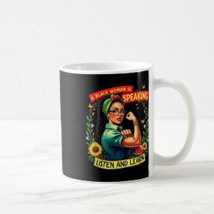 Eine schwarze Frau spricht dem Schwarzen Mon lausc Kaffeetasse