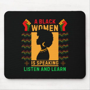 Eine schwarze Frau spricht dem Schwarzen Mon lausc Mousepad
