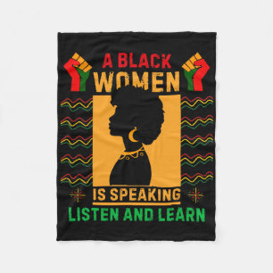 Eine schwarze Frau spricht Hören Sie Black History Fleecedecke