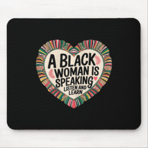 Eine schwarze Frau spricht Hören und lernen Junete Mousepad