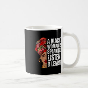 Eine schwarze Frau spricht zuhören und lernt dafür Kaffeetasse