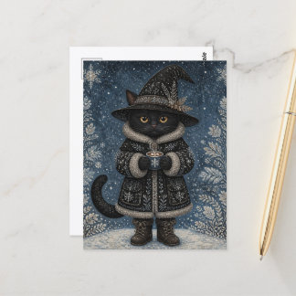 Eine schwarze Hexenkatze im Schnee mit heißer Scho Postkarte