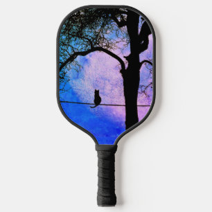 Eine schwarze Katze auf einem Draht bei Vollmond Pickleball Schläger