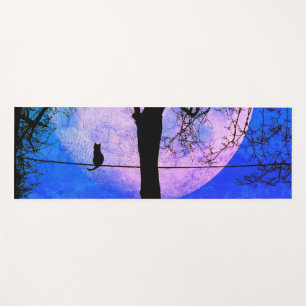 Eine schwarze Katze auf einem Draht bei Vollmond Yogamatte