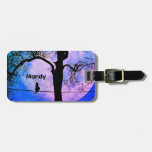 Eine schwarze Katze auf einem Draht mit Vollmondna Gepäckanhänger