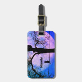 Eine schwarze Katze auf einem Draht mit Vollmondna Gepäckanhänger (Vorderseite vertikal)