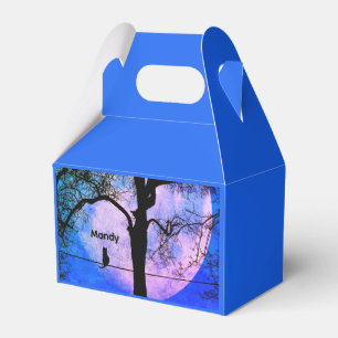 Eine schwarze Katze auf einem Draht mit Vollmondna Geschenkschachtel