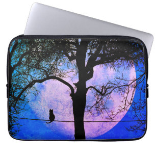 Eine schwarze Katze auf einem Draht Vollmond Laptopschutzhülle