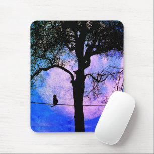 Eine schwarze Katze auf einem Draht Vollmond Mousepad