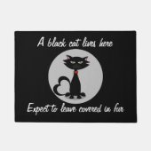 Eine schwarze Katze lebt hier, ein sonniges Hausti Fußmatte (Vorderseite)