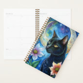 Eine schwarze Katze mit auffälligen gelben Augen Planer (Anzeige)