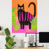 Eine schwarze Katze mit rosa Streifen und Häusern Poster (Heimbüro)