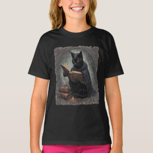 Eine schwarze Katze mit Umhang studiert Halloween T-Shirt