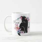 Eine schwarze Katze, umgeben von Blume Kaffeetasse (Links)