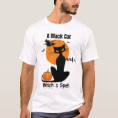 Eine schwarze Katze und ein Hexenzauber Halloween T-Shirt (Vorderseite)
