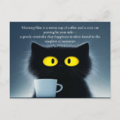 Eine schwarze Katze und eine warme Tasse Postkarte (Vorderseite)