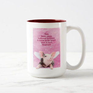 Eine schweinliche Tasse, die an zwei Tonen Kaffee  Zweifarbige Tasse