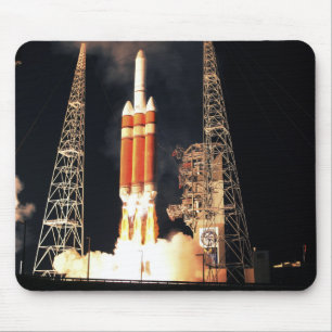 Eine schwere Rakete des Dreiecks IV hebt weg Mousepad