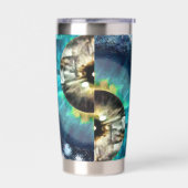 Eine Science-Fiction-Ansicht eines geheimnisvollen Thermobecher (Links)