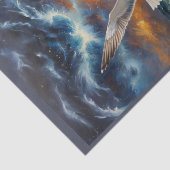 Eine Seemöwe, die über den stürmischen Ozean flieg Seidenpapier (Ausschnitt)