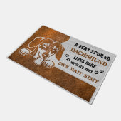 Eine sehr verwöhnte Dackel lebt hier Fußmatte (Schrägansicht)