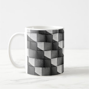 Eine Seite der Skulptur "Four Sided Pyramid" in d Kaffeetasse