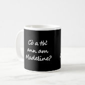 Eine Seite des Bechers sagt Cò a th' ann am Madeli Kaffeetasse (Vorderseite Links)