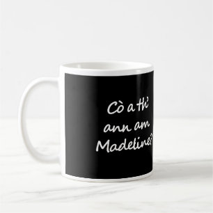 Eine Seite des Bechers sagt Cò a th' ann am Madeli Kaffeetasse