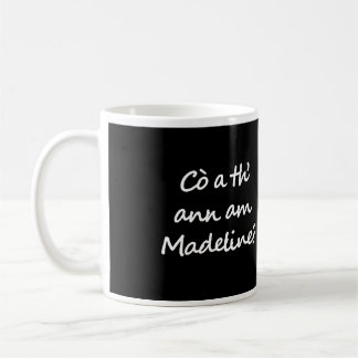 Eine Seite des Bechers sagt Cò a th' ann am Madeli Kaffeetasse