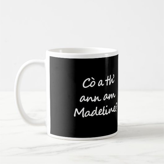 Eine Seite des Bechers sagt Cò a th' ann am Madeli Kaffeetasse (Links)