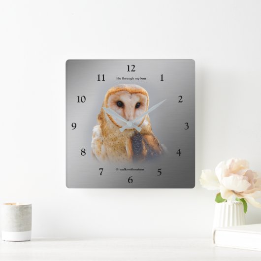 Eine serene und wunderschöne Scheune Quadratische Wanduhr (Zuhause)