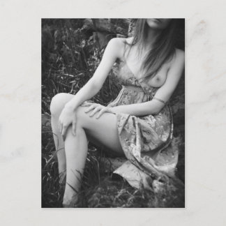 Eine sexy Frau vor der Natur Postkarte