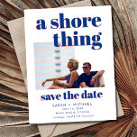 Eine Shore Thing Foto Beach Hochzeit Save the Date Ankündigungspostkarte<br><div class="desc">Mit der spielerischen Phrase "A Shore Thing" verkörpert diese rett-the-date-Karte die Gewissheit und Spannung Ihrer Liebe und macht deutlich, dass Ihre Hochzeit am Strand das Ereignis des Jahres ist. Lass deinen Lieben zu wissen, dass sie wie keine anderen zu einer Feier eingeladen sind - voller Romantik, Freude und gepflegter Erinnerungen....</div>