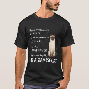 Eine Siamkatze, ein siamesisches T-Shirt