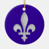 Eine silberne Fleur-de-lys Dekoration mit Ornament (Vorne)