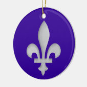 Eine silberne Fleur-de-lys Dekoration mit Ornament (Links)