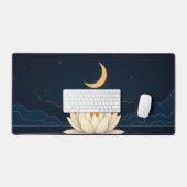 eine Single-Lotus-Blume, die auf einem dunklen Tei Schreibtischunterlage (Tastatur & Maus)