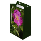 Eine Single-wilde Rose Kleine Geschenktüte (Vorderseite Schrägansicht)