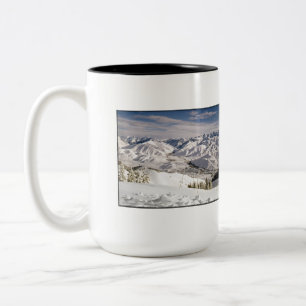 Eine Skifahrer-Ansicht von der Spitze des kahlen Zweifarbige Tasse