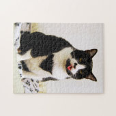 Eine Smokings-Katze haftet heraus ihre Zunge Puzzle (Horizontal)