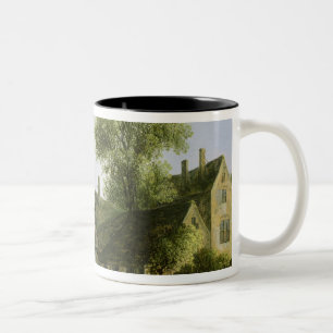 Eine Stadt auf einem Fluss mit einer Brücke Zweifarbige Tasse