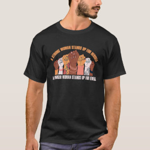 Eine starke Frau verteidigt sich selbst als Femini T-Shirt