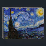 Eine Starry Night: Saint Remy von Vincent Van Gogh Holzkisten Schild<br><div class="desc">Das Jahr ist 1889. Vincent Van Gogh ist Patient im Asyl von Saint-Paul-de-Mausole in Saint-Rémy-de-Provence, Frankreich. Er leidet an psychischen Erkrankungen, und seine Ärzte haben ihm geraten, drinnen bleibe und das Malen zu vermeiden. Aber Van Gogh kann dem Drang zu kreieren nicht widerstehen, und er verbringt seine Tage damit, Landschaften...</div>