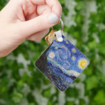 Eine Starry Night: Saint Remy von Vincent Van Gogh Schlüsselanhänger<br><div class="desc">Das Jahr ist 1889. Vincent Van Gogh ist Patient im Asyl von Saint-Paul-de-Mausole in Saint-Rémy-de-Provence, Frankreich. Er leidet an psychischen Erkrankungen, und seine Ärzte haben ihm geraten, drinnen bleibe und das Malen zu vermeiden. Aber Van Gogh kann dem Drang zu kreieren nicht widerstehen, und er verbringt seine Tage damit, Landschaften...</div>