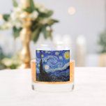 Eine Starry Night: Saint Remy von Vincent Van Gogh Whiskyglas<br><div class="desc">Das Jahr ist 1889. Vincent Van Gogh ist Patient im Asyl von Saint-Paul-de-Mausole in Saint-Rémy-de-Provence, Frankreich. Er leidet an psychischen Erkrankungen, und seine Ärzte haben ihm geraten, drinnen bleibe und das Malen zu vermeiden. Aber Van Gogh kann dem Drang zu kreieren nicht widerstehen, und er verbringt seine Tage damit, Landschaften...</div>