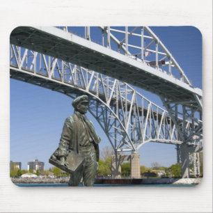 Eine Statue von Thomas Alva Edison durch lokalen Mousepad